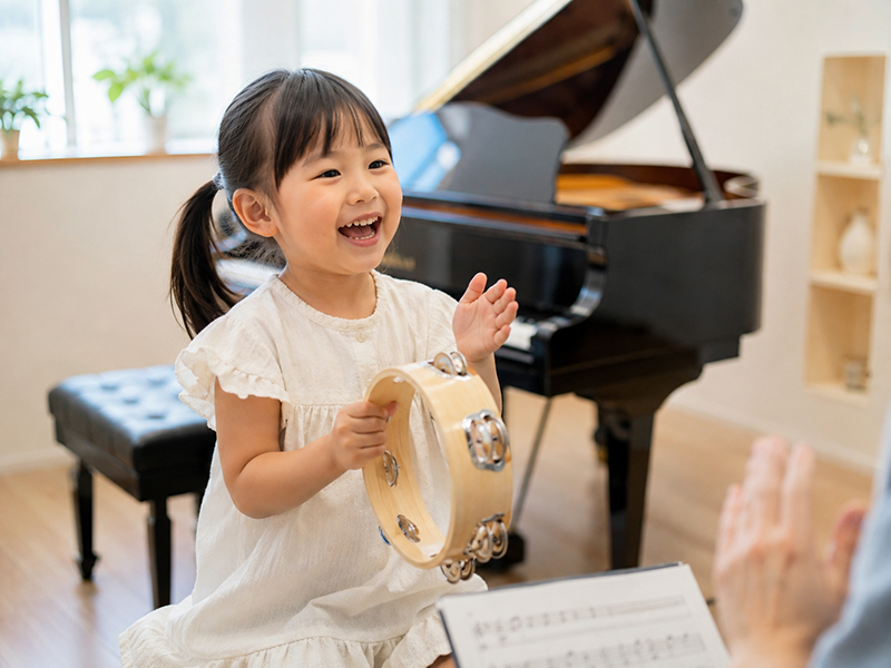 タンバリンで楽しくリズムに親しむお子さま